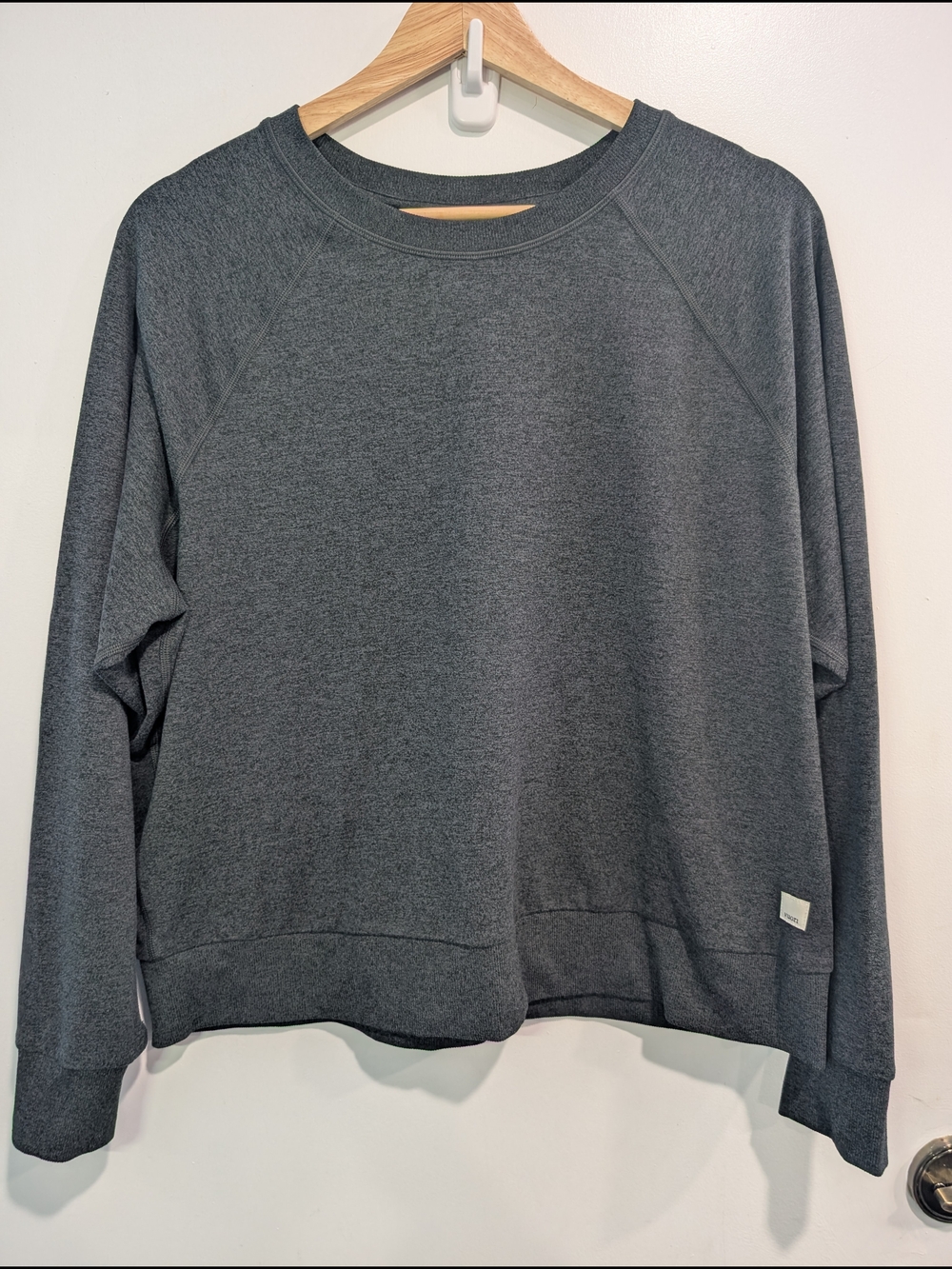 Vuori Women's Halo Crew Long Sleeve Charcoal Heather Size Medium - Picture 5 of 10